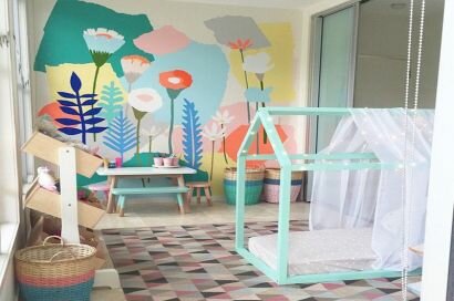 Детский интерьер Цветочная картина в интерьере детской