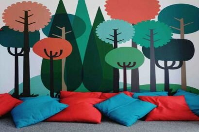 Иллюстрация деревьев Деревья на стене в комнате подростка