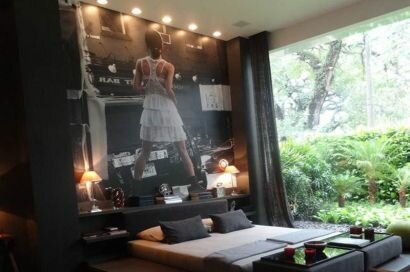 Девушка Фотообои с девушкой в инерьере спальни